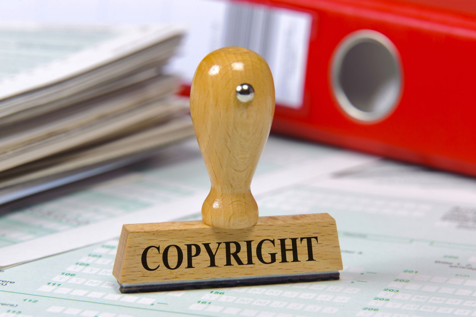 Co rozumiemy przez przekazanie praw autorskich?